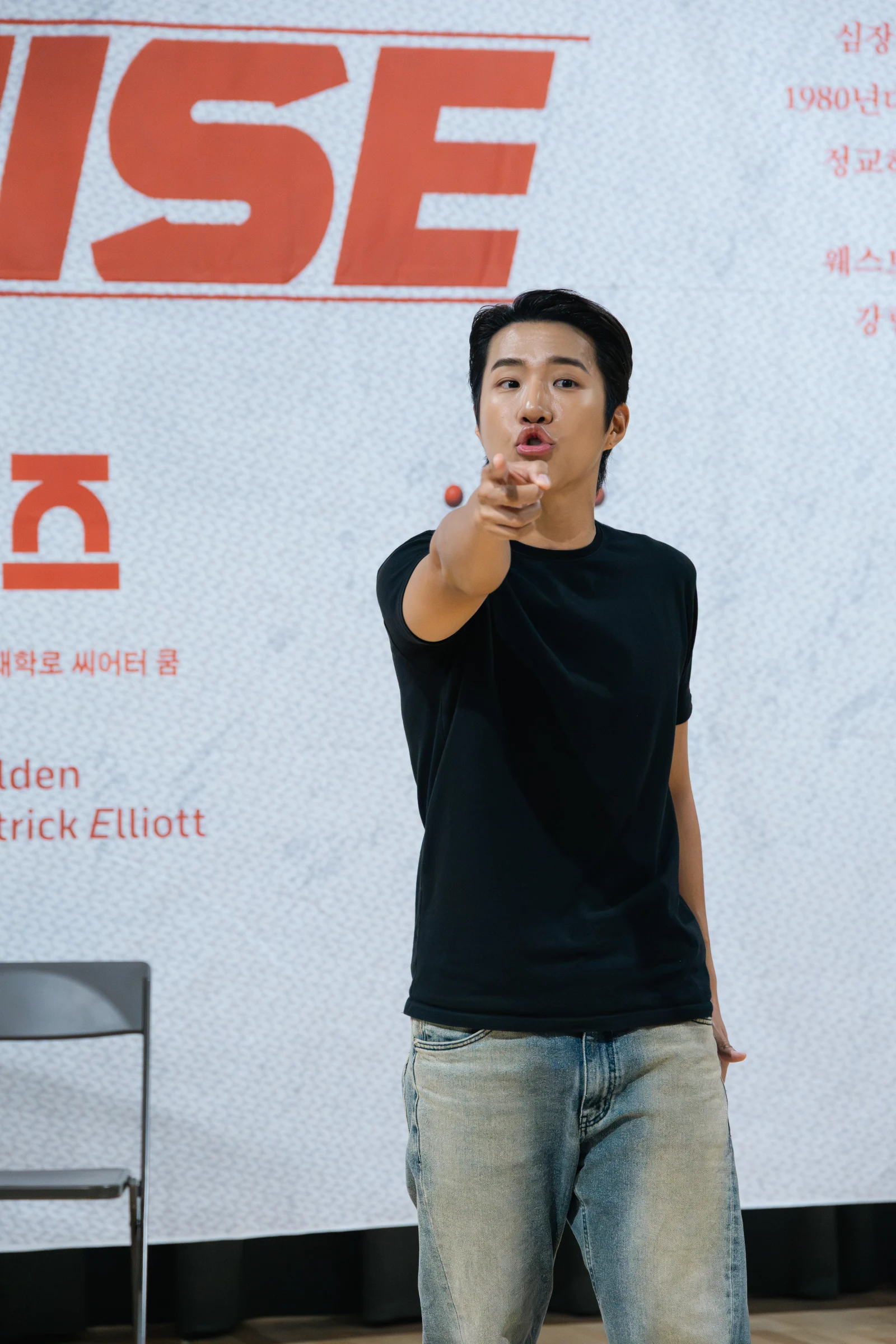 배우 킹키가 한 손을 앞으로 내밀며 연극 〈크루즈〉의 장면을 시연하는 모습