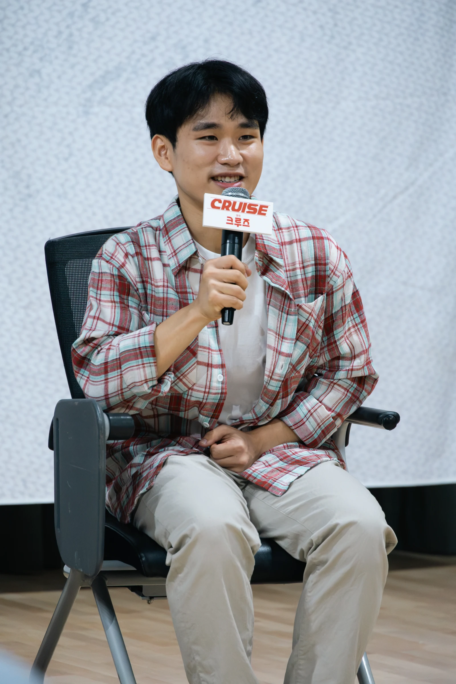 이남기 연출이 제작발표회 간담회에서 마이크를 들고 작품에 관해 이야기하는 모습