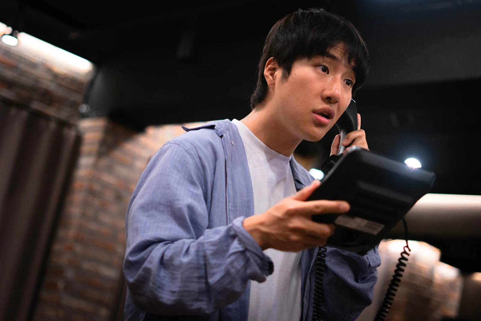 전화기 본체와 수화기를 들고 연극 〈크루즈〉의 장면을 연습하는 배우 킹키